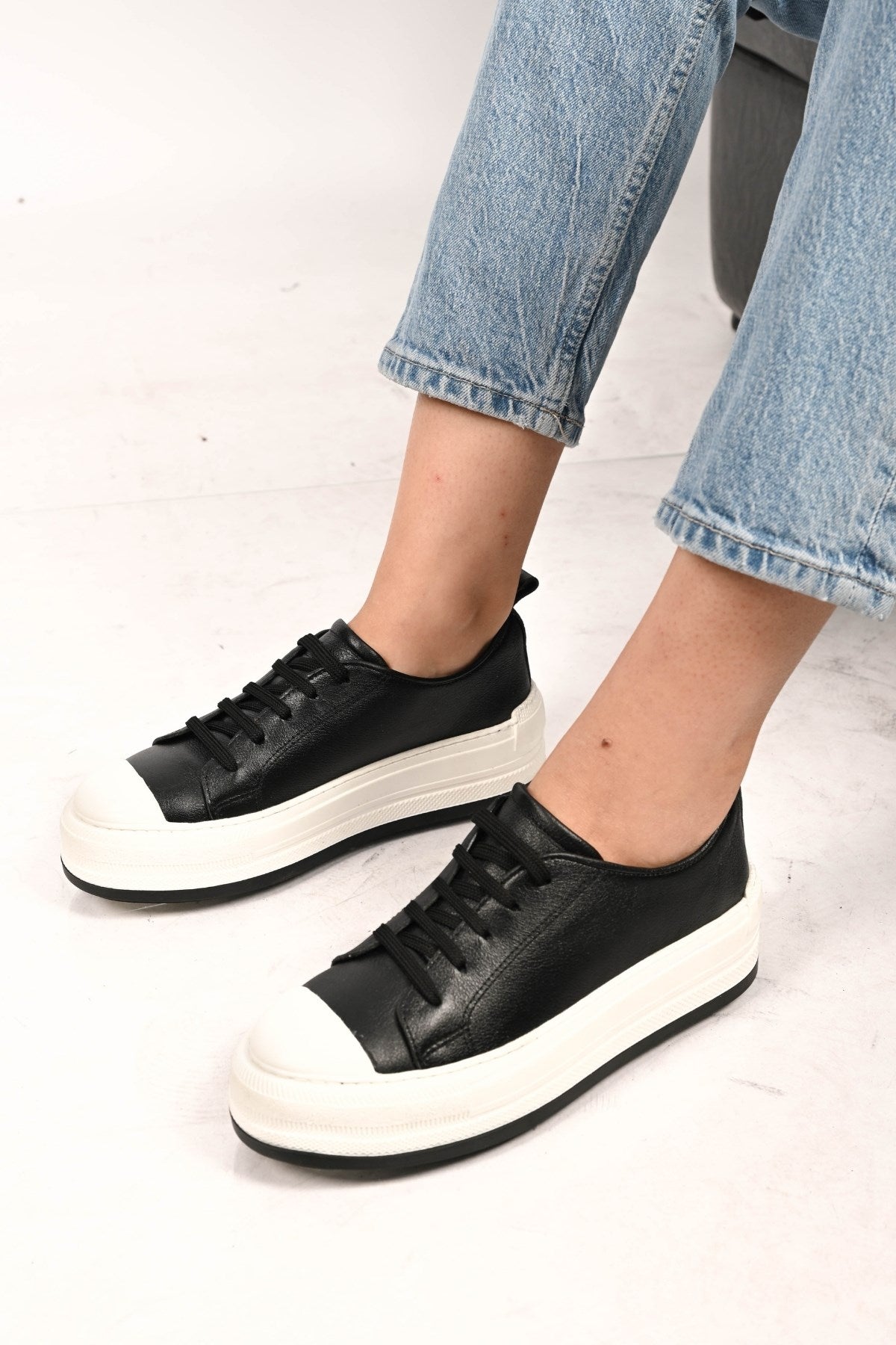 Bestello Lace-Up Genuine Leather Sneaker with Thermo Sole 101-23028-01 Women's Shoes